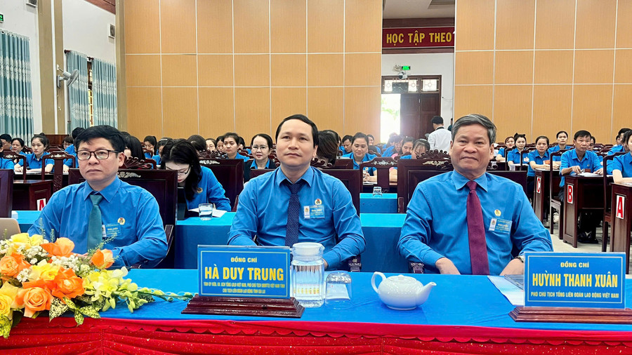 Đại hội có sự tham dự của Phó Chủ tịch Tổng Liên đoàn Lao động Việt Nam Huỳnh Thanh Xuân và các đồng chí trong BCH LĐLĐ tỉnh. Ảnh: Nhật Vũ dai-hoi-cong-doan-phuong-binh-dinh-1.jpg