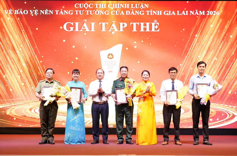 trao-cac-giai-tap-the-cho-cac-co-quan-don-vi-da-co-thanh-tich-xuat-sac.jpg