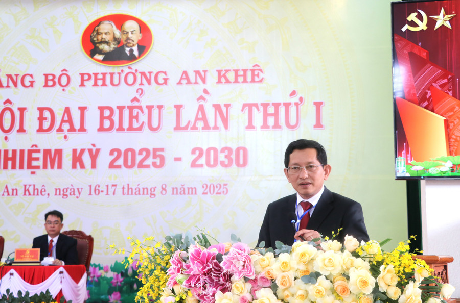 Đồng chí Mai Việt Trung - Ủy viên Ban Thường vụ Tỉnh ủy, Trưởng ban Ban Tổ chức Tỉnh ủy phát biểu tại Đại hội Đảng bộ phường An Khê. Ảnh: Ngọc Minh img-7531.jpg