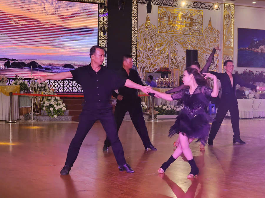 cac-van-dong-vien-da-the-hien-nhung-man-trinh-dien-uyen-chuyen-quyen-ru-day-cuon-hut-anh-ro-hok-8518.jpg