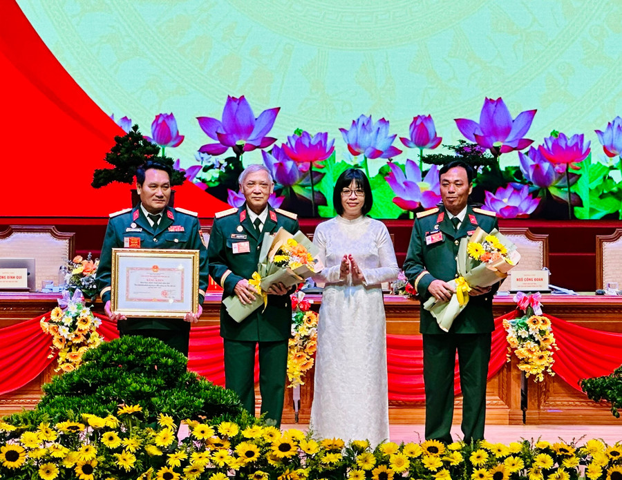 Phó Chủ tịch UBND tỉnh Nguyễn Thị Thanh Lịch trao bằng khen của Chủ tịch UBND tỉnh cho các tập thể hoàn thành xuất sắc nhiệm vụ. Ảnh: T.K tang-bang-khen-cua-chu-tich-ubnd-tinh-cho-tap-the-xuat-sac.jpg