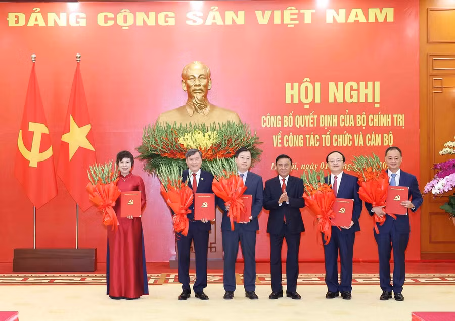Thường trực Ban Bí thư Trần Cẩm Tú trao các quyết định về công tác tổ chức và cán bộ cho lãnh đạo VTV, VOV, TTXVN, Viện Hàn lâm Khoa học xã hội Việt Nam, Viện Hàn lâm Khoa học và Công nghệ Việt Nam hồi đầu tháng 4-2026. Ảnh: TTXVN phan-cap-quan-ly-can-bo.jpg