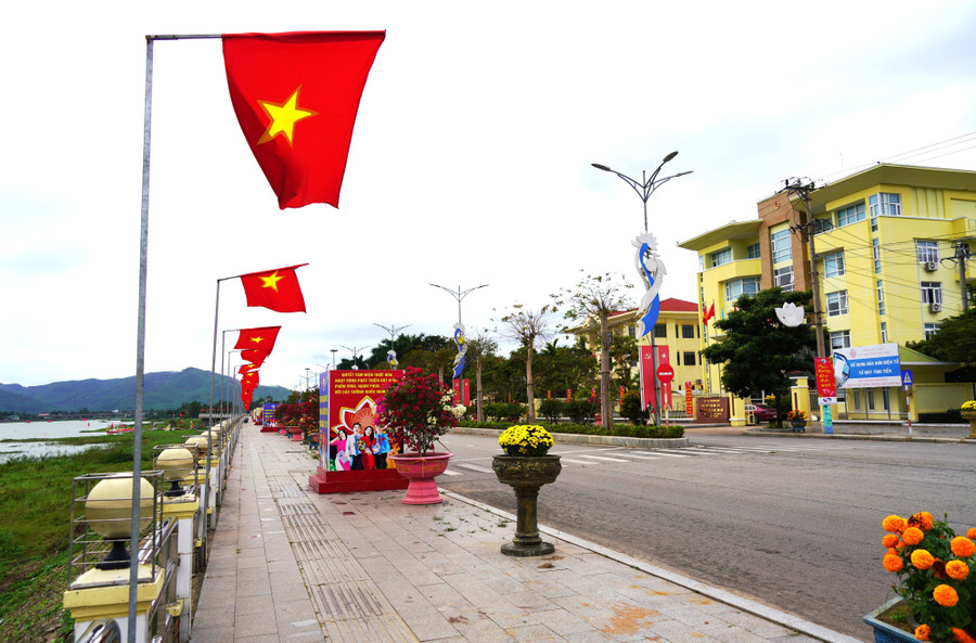 Tuyến đường trung tâm tại phường Bồng Sơn được trang hoàng cờ Đảng, cờ Tổ quốc, tạo không khí phấn khởi trước Đại hội Đảng bộ phường lần thứ I, nhiệm kỳ 2025 - 2030. Ảnh: N.HÂN 2.jpg