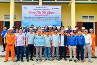 Tặng c&ocirc;ng tr&igrave;nh &ldquo;Thắp s&aacute;ng đường qu&ecirc;&rdquo; cho người d&acirc;n th&ocirc;n Vạn Th&aacute;i