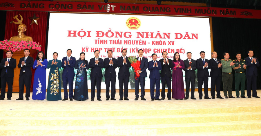 Lãnh đạo tỉnh Thái Nguyên tặng hoa chúc mừng ông Vương Quốc Tuấn, nguyên Chủ tịch UBND tỉnh Thái Nguyên