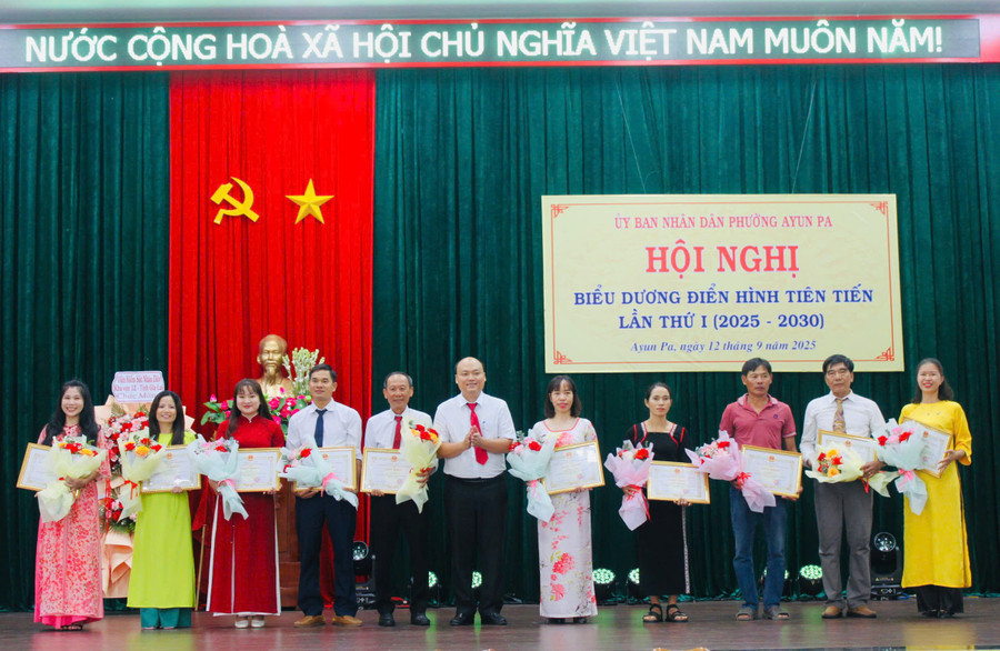 Các cá nhân được Chủ tịch UBND phường Ayun Pa tặng giấy khen vì có thành tích xuất sắc trong phong trào thi đua yêu nước giai đoạn 2020-2025. Ảnh: Vũ Chi gen-h-z7003369370802-5d2985caa21abe2a196e15621412d09b.jpg