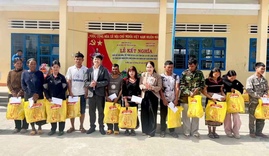 Trao quà cho các hộ nghèo, cận nghèo ở làng Hưnh Đăk. Ảnh: ĐVCC gen-h-so-van-hoa-the-thao-du-lich.jpg