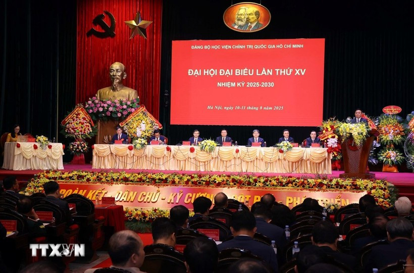 Đồng chí Trần Cẩm Tú phát biểu chỉ đạo Đại hội. (Ảnh: Văn Điệp/TTXVN) xay-dung-dang-bo.jpg