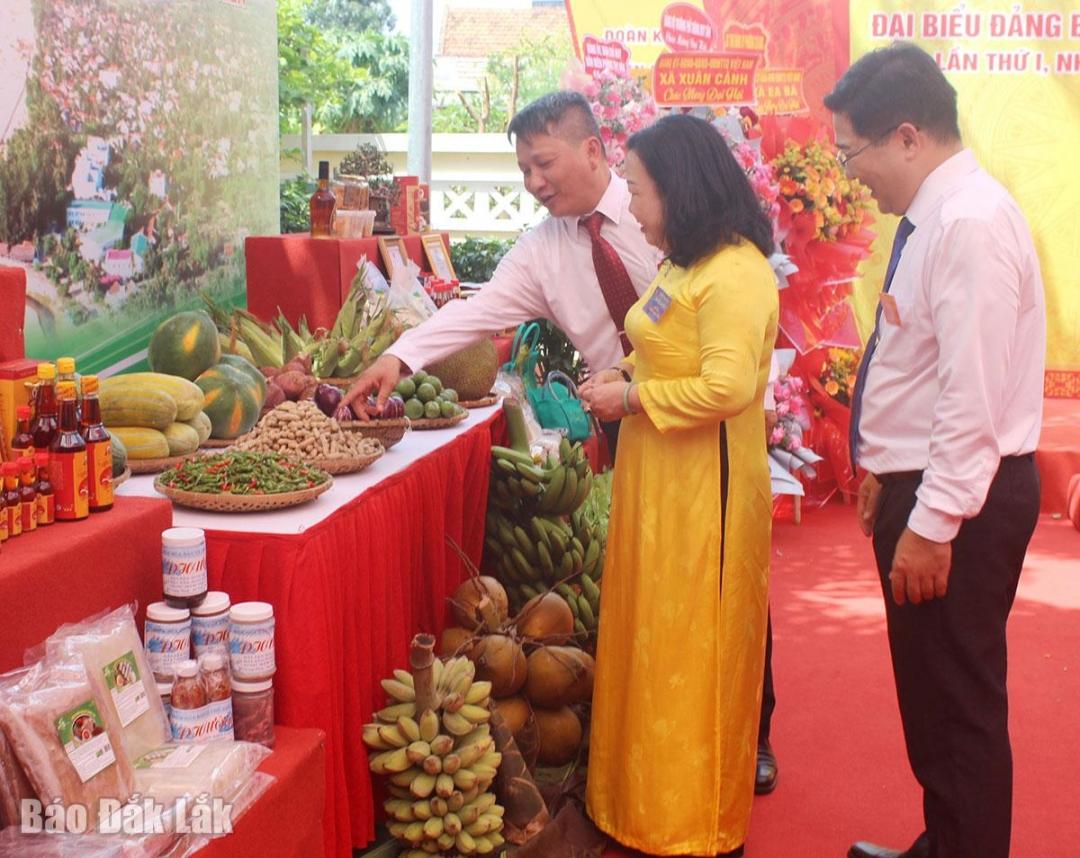 Đồng chí Cao Thị Hòa An, Phó Bí thư Thường trực Tỉnh ủy, Chủ tịch HĐND tỉnh và các đại biểu tham quan các sản phẩm OCOP địa phương trưng bày tại đại hội.