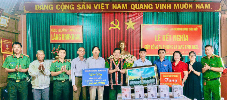 cong-an-phuong-thong-nhat-trao-tang-5-camera-an-ninh-va-doan-thanh-nien-cong-an-phuong-tang-cong-trinh-thanh-nien-cho-lang-bruk-ngol.jpg
