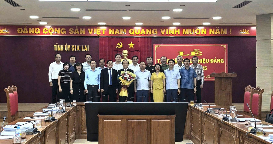 Bí thư Tỉnh ủy Hồ Quốc Dũng và các đồng chí Phó Bí thư Tỉnh ủy, Ủy viên Ban Thường vụ Tỉnh ủy chụp ảnh lưu niệm cùng đồng chí Nguyễn Văn Thiện. Ảnh: Hồng Thương dong-chi-thien-chup-anh-cung-bi-thu-tinh-uy-ho-quoc-dung-va-cac-dong-chi-pho-bi-thu-tinh-uy-uy-vien-ban-thuong-vu-tinh-uy-nhan-dip-duoc-trao-tang-huy-hieu-50-nam-tuoi-dang-anh-hong-thuong.jpg