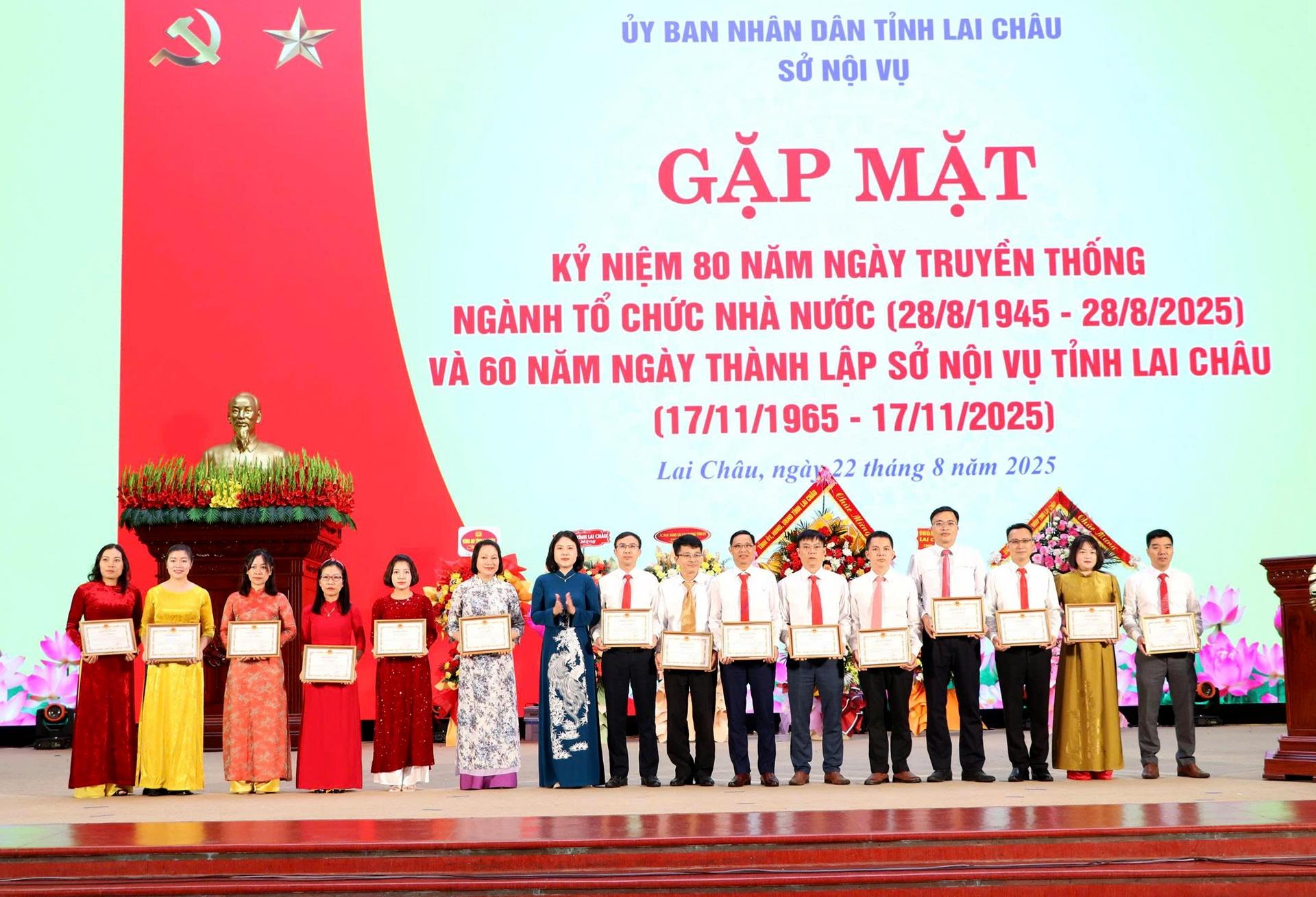 Đồng chí Đào Thị Lan Anh - Giám đốc Sở Nội vụ tặng Giấy khen cho các cá nhân. Đồng chí Đào Thị Lan Anh - Giám đốc Sở Nội vụ tặng Giấy khen cho các cá nhân.