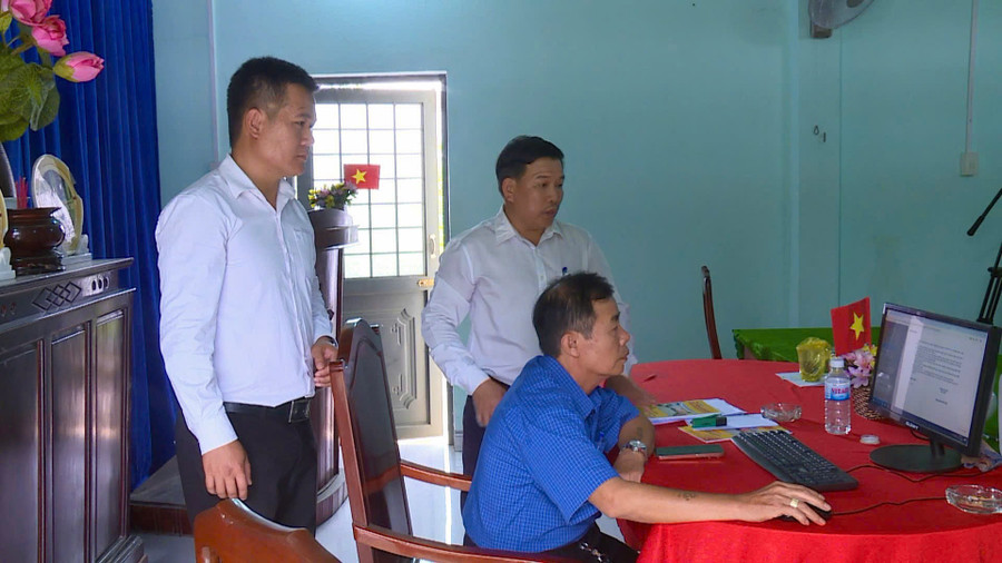 Bí thư Chi bộ thôn An Kiều (xã Phù Cát) sử dụng các ứng dụng số trong quản lý đảng viên. Ảnh: Minh Lý