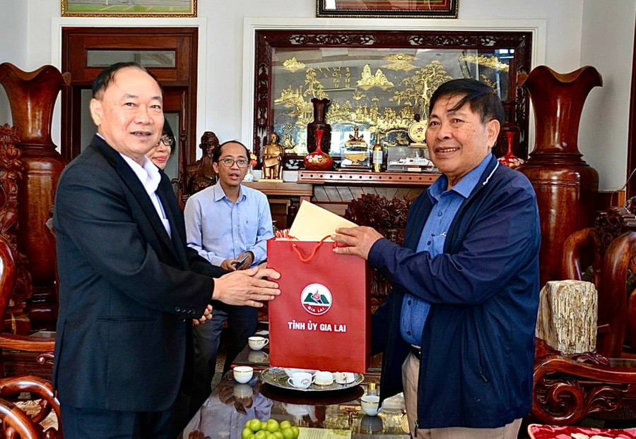 Bí thư Tỉnh ủy Thái Đại Ngọc (bìa trái) thăm, tặng quà đồng chí Hà Sơn Nhin-nguyên Ủy viên Trung ương Đảng, nguyên Bí thư Tỉnh ủy Gia Lai cũ. Ảnh: Minh Phương bi-thu-tinh-uy-thai-dai-ngoc-tham-tang-qua-dong-chi-ha-son-nhin-nguyen-bi-thu-tinh-uy-gia-lai-cu.jpg