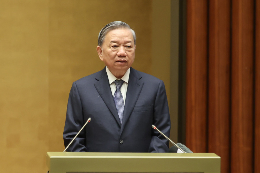 Tổng Bí thư Tô Lâm nhấn mạnh, thực hiện Nghị quyết 71-NQ/TW phải làm chuyển biến ngay trong ngành giáo dục và đào tạo, đặc biệt đối với các thầy cô giáo và đội ngũ cán bộ làm nhiệm vụ quản lý trong ngành giáo dục. Ảnh: chinhphu.vn tong-bi-thu-to-lam-phat-bieu-tai-hoi-nghi.jpg