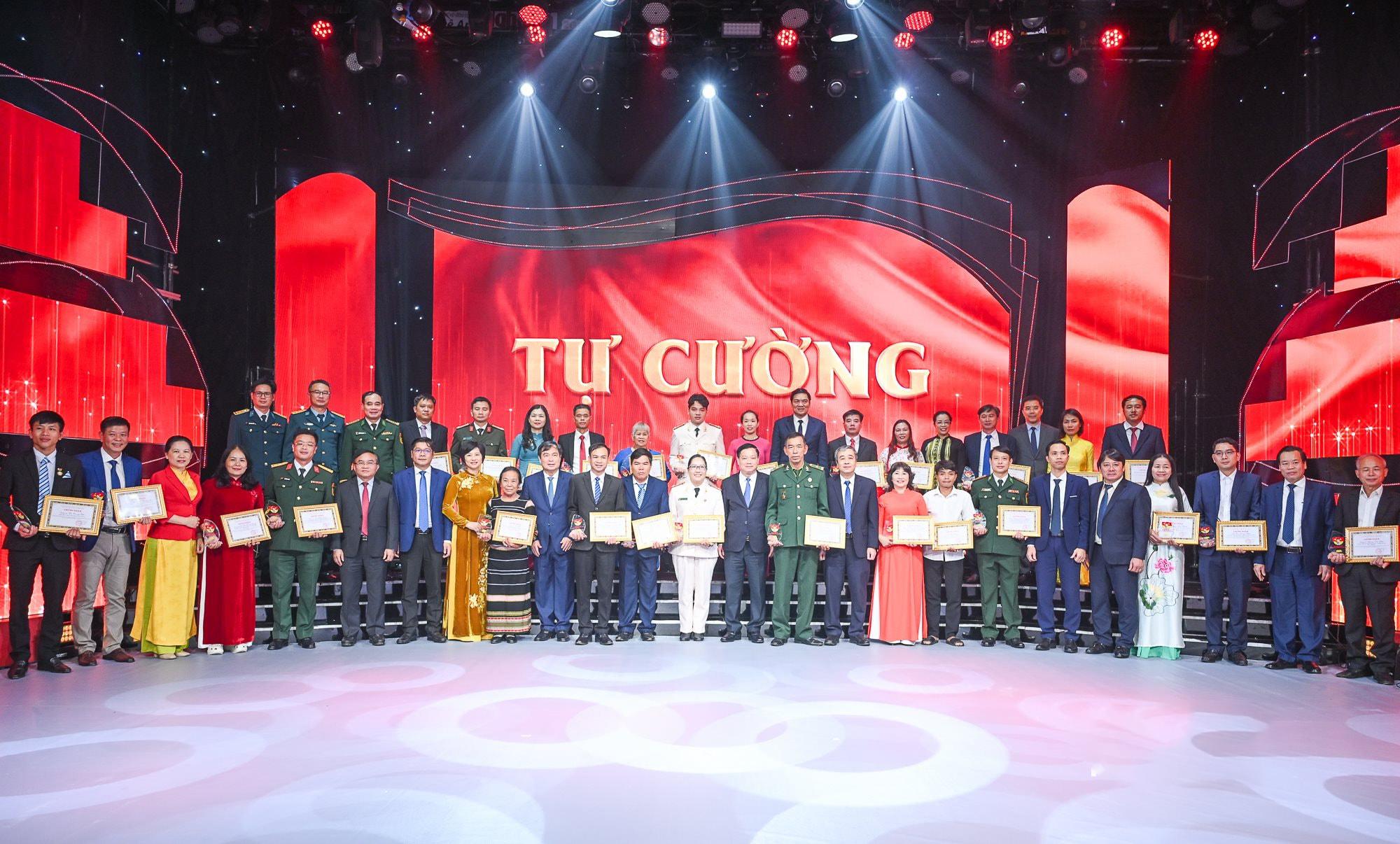 Ông Ngô Đông Hải, Phó trưởng ban Tuyên giáo và Dân vận T.Ư, trao giấy chứng nhận và biểu trưng cho các tập thể, cá nhân tiêu biểu. ẢNH: K.H Ông Ngô Đông Hải, Phó trưởng ban Tuyên giáo và Dân vận T.Ư, trao giấy chứng nhận và biểu trưng cho các tập thể, cá nhân tiêu biểu