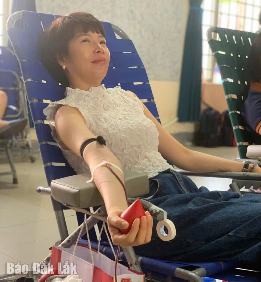 Bà Nguyễn Thị Thanh Nhi tham gia hiến máu tình nguyện.