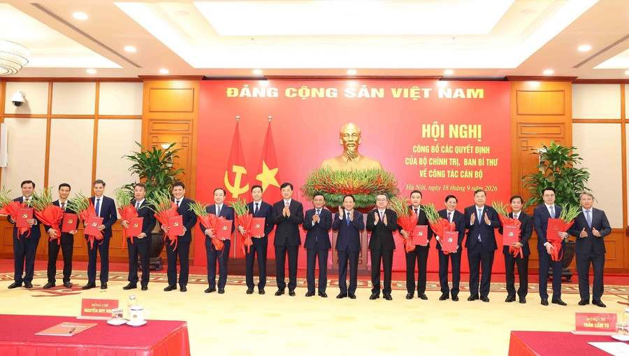 Thường trực Ban Bí thư Trần Cẩm Tú và các đồng chí lãnh đạo Đảng, Nhà nước trao quyết định cho các nhân sự được điều động, bổ nhiệm. Ảnh: TTXVN