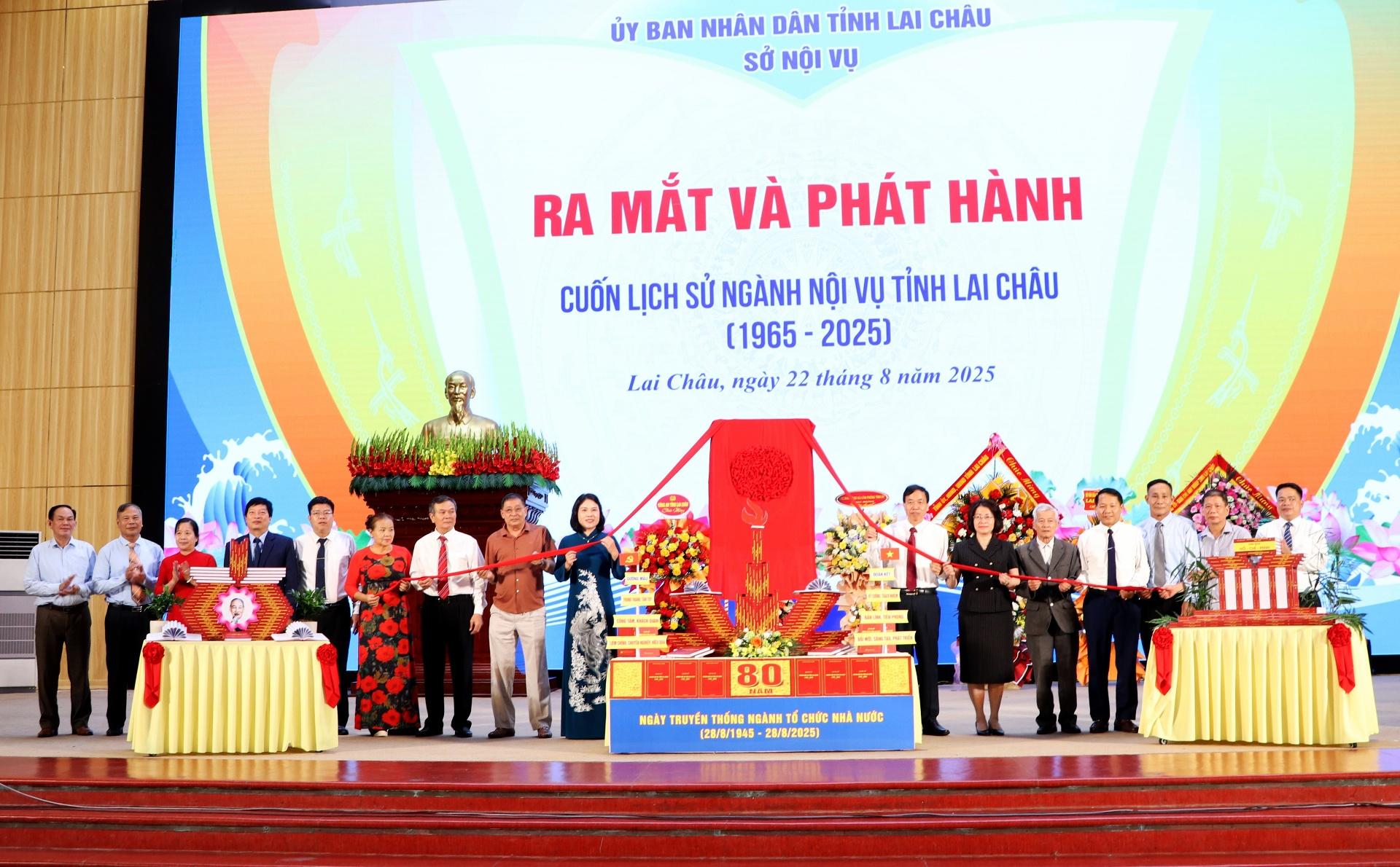 Đồng chí Lê Văn Lương - Chủ tịch UBND tỉnh và các đồng chí trong Ban Thường vụ Tỉnh ủy; lãnh đạo Sở Nội vụ qua các thời kì thực hiện nghi thức ra mắt cuốn sách “Lịch sử ngành Nội vụ tỉnh Lai Châu”. Đồng chí Lê Văn Lương - Chủ tịch UBND tỉnh và các đồng chí trong Ban Thường vụ Tỉnh ủy; lãnh đạo Sở Nội vụ qua các thời kì thực hiện nghi thức ra mắt cuốn sách “Lịch sử ngành Nội vụ tỉnh Lai Châu”.