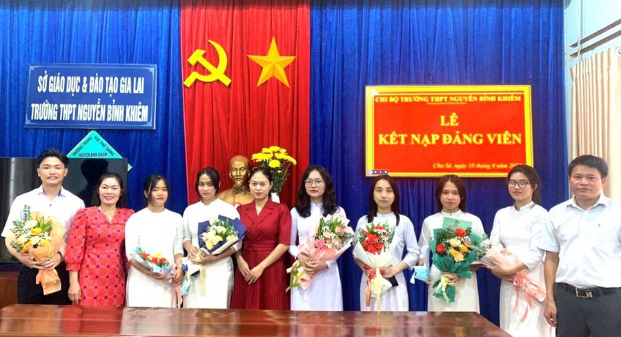 Chi bộ Trường THPT Nguyễn Bỉnh Khiêm (xã Chư Sê) tổ chức lễ kết nạp đảng viên là học sinh. Ảnh: N.Q