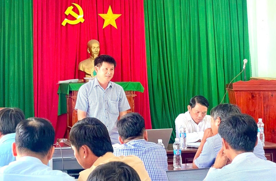 Chủ tịch UBND xã Võ Văn Tài gặp gỡ, lắng nghe người dân ở thôn Hòa Hiệp. Ảnh: ĐVCC lang-nghe-dan.jpg