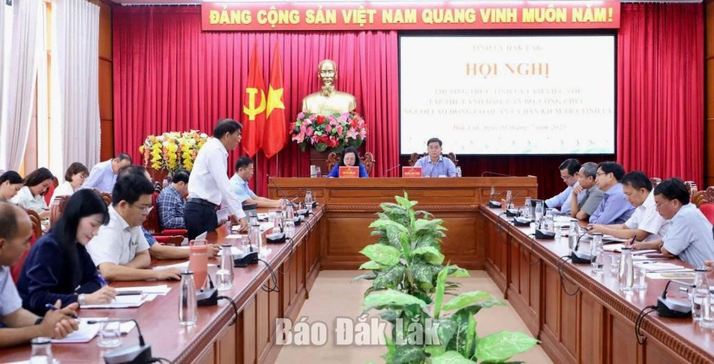 Các đại biểu tham dự buổi làm việc với Cơ quan Ủy ban Kiểm tra Tỉnh ủy.