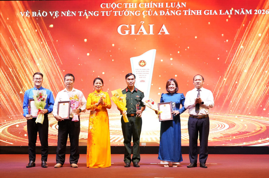 trao-giai-a-cho-cac-tac-gia.jpg