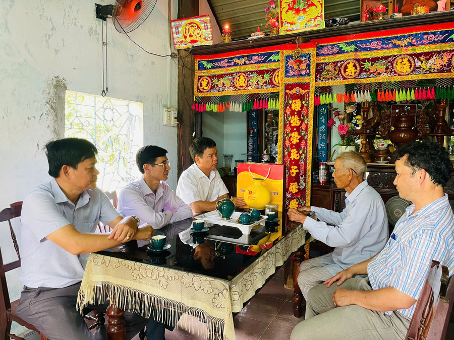 Các thành viên trong đoàn thăm hỏi, tặng quà cựu tù chính trị Thái Đình Muộn (ở thôn 4, xã Canh Vinh). Ảnh: Phi Long cac-thanh-vien-trong-doan-tham-hoi-tang-qua-tu-chinh-tri-thai-dinh-muon-sinh-nam-1939-thon-4-xa-canh-vinh.jpg