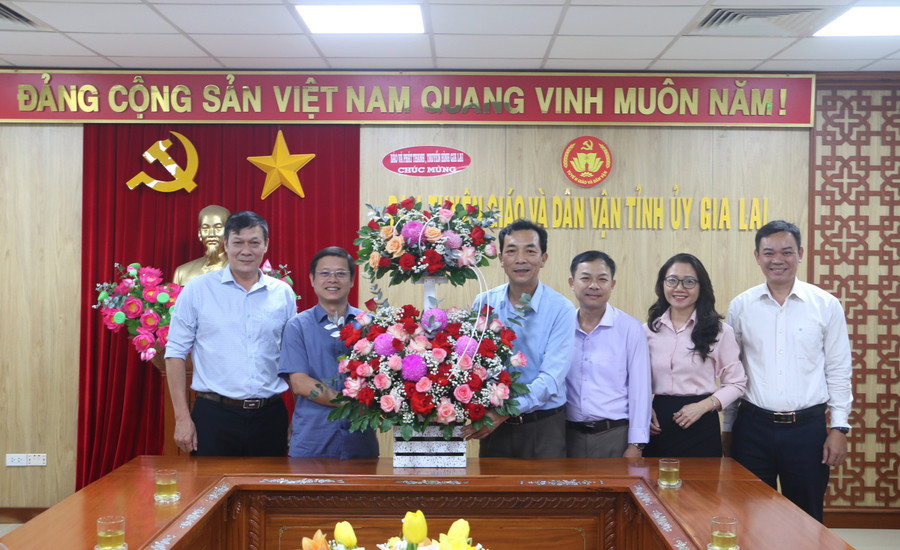 Lãnh đạo Báo và Phát thanh, truyền hình Gia Lai tặng hoa, chúc mừng tập thể lãnh đạo Ban Tuyên giáo và Dân vận Tỉnh ủy. Ảnh: Q.T lanh-dao-bao-va-phat-thanh-truyen-hinh-gia-lai-tang-hoa-chuc-mung-tap-the-lanh-dao-ban-tuyen-giao-va-dan-van-tinh-uy-nhan-ky-niem-95-nam-ngay-truyen-thong-tuyen-giao-cua-dang.jpg