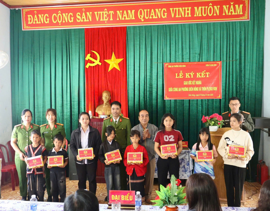 Công an phường Diên Hồng tặng quà cho các em học sinh có hoàn cảnh khó khăn trên địa bàn làng Pleiku Roh. Ảnh: ĐVCC z7302959346348-82ba1d7a641cff05b3b6efc9ce42fbab.jpg