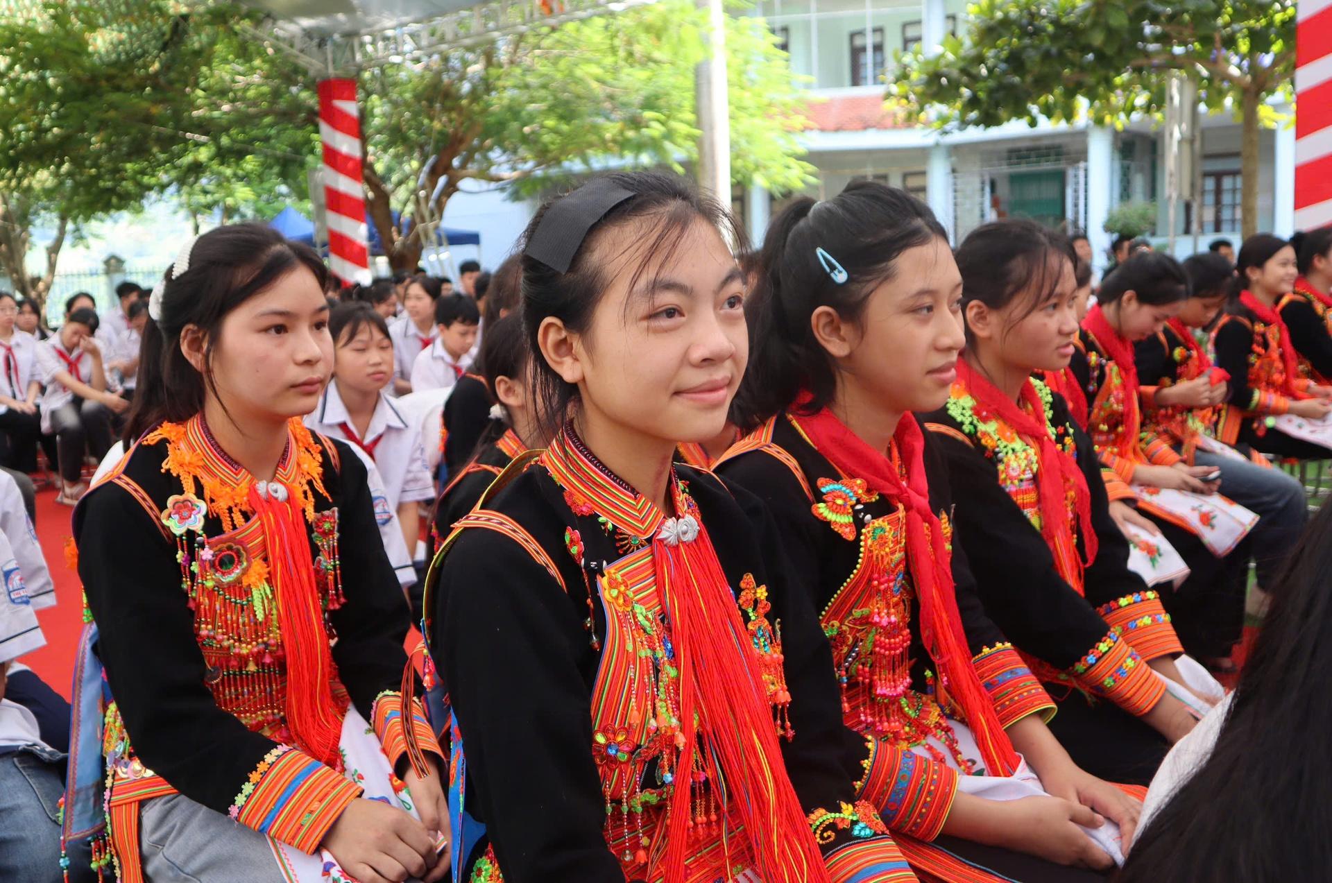 Niềm vui của học sinh khi sắp được học trong ngồi trường mới khang trang, hiện đại. Niềm vui của học sinh khi sắp được học trong ngồi trường mới khang trang, hiện đại.