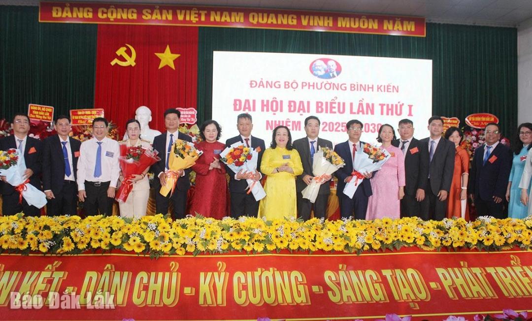 Phó Bí thư Thường trực Tỉnh ủy, Chủ tịch HĐND tỉnh và các đồng chí trong Ban Thường vụ Tỉnh ủy tặng hoa chúc mừng Ban Chấp hành Đảng bộ phường Bình Kiến nhiệm kỳ 2025 - 2030.