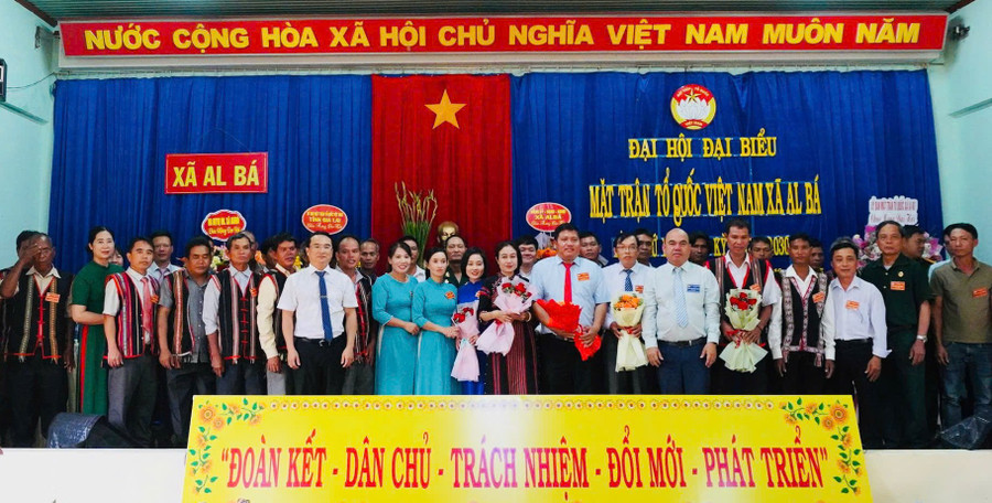 Các Ủy viên Ủy ban MTTQ Việt Nam xã AL Bá ra mắt đại hội và nhận hoa chúc mừng từ lãnh đạo Ủy ban MTTQ Việt Nam tỉnh. Ảnh: Chu Hằng xa-phuong.jpg