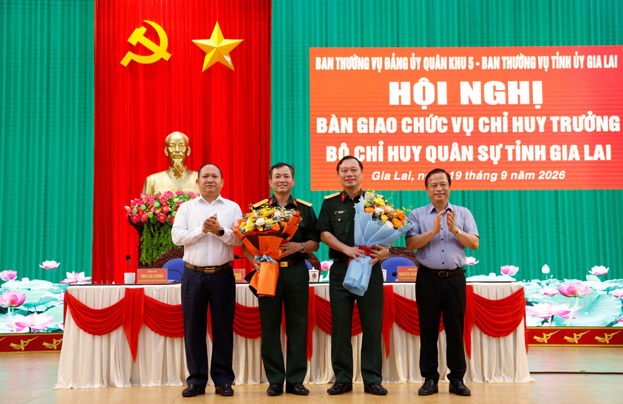 ban-giao-chuc-vu-chi-huy-trong-bo-chqs-tinh-gia-lai.jpg