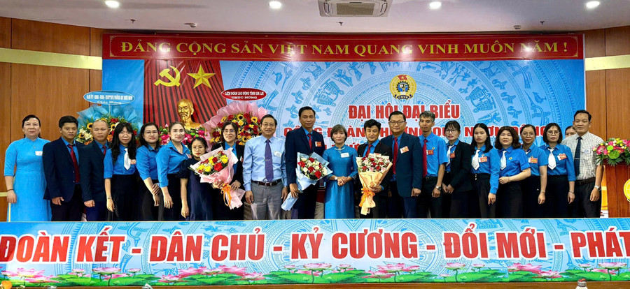 Ban Chấp hành Công đoàn phường Quy Nhơn Đông ra mắt Đại hội. Ảnh: Hoàng Vũ ban-chap-hanh-cong-doan-phuong-quy-nhon-dong-ra-mat-dai-hoi.jpg