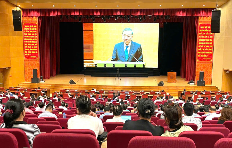 Đại biểu dự hội nghị trực tuyến toàn quốc quán triệt, triển khai Nghị quyết 66-NQ/TW và Nghị quyết 68-NQ/TW về đổi mới công tác xây dựng và thi hành pháp luật đáp ứng yêu cầu phát triển đất nước trong kỷ nguyên mới, phát triển kinh tế tư nhân vào ngày 18-5. Ảnh: N.H 51.jpg