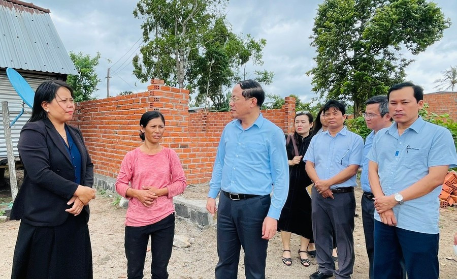 Chủ tịch UBND tỉnh Phạm Anh Tuấn (giữa) cùng đại diện lãnh đạo các sở, ngành và địa phương thăm hỏi tình hình đời sống người dân xã Ya Ma. Ảnh: A.H z6823153268093-3c37895a7c36a8fbd9b766f6ee4b1fa3.jpg