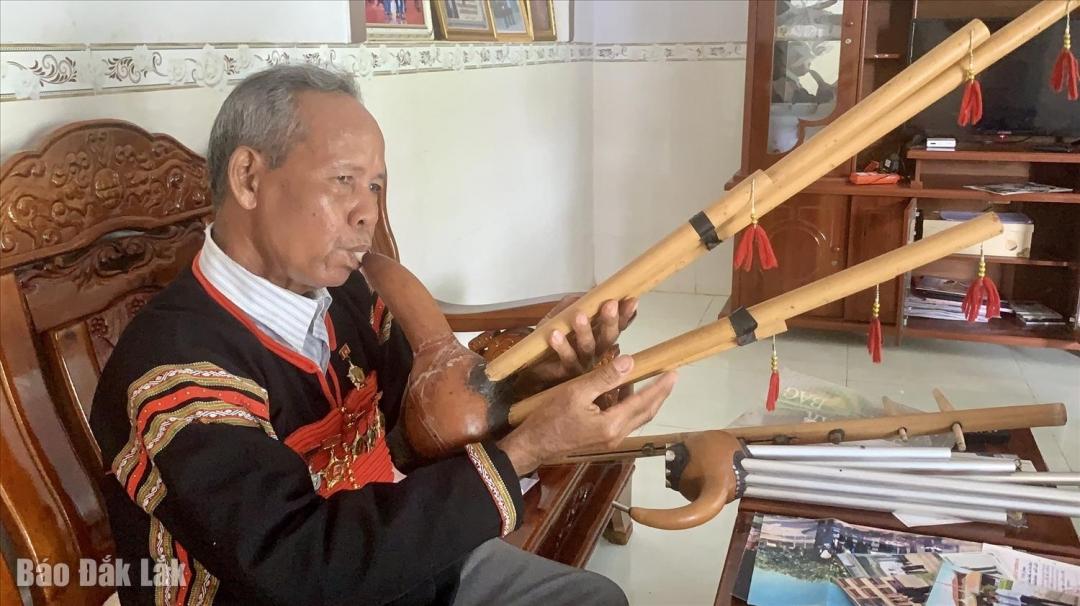 Già làng Y Hơ Êban chế tác và sử dụng nhiều loại nhạc cụ truyền thống của dân tộc.