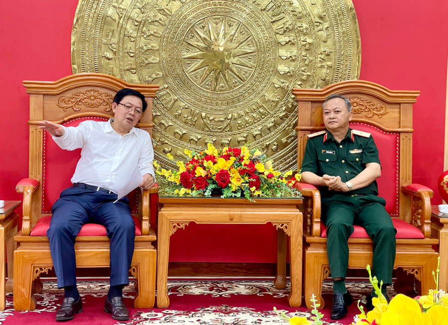 Bí thư Tỉnh ủy Gia Lai Hồ Quốc Dũng (trái) khẳng định tỉnh luôn tạo điều kiện thuận lợi nhất để Binh đoàn 15 triển khai các dự án phát triển kinh tế-xã hội trên địa bàn. Ảnh Vũ Thảo dong-chi-ho-quoc-dung-uy-vien-ban-chap-hanh-trung-uong-dang-bi-thu-tinh-uy-gia-lai-lam-viec-voi-binh-doan-15-anh-vu-thao.jpg