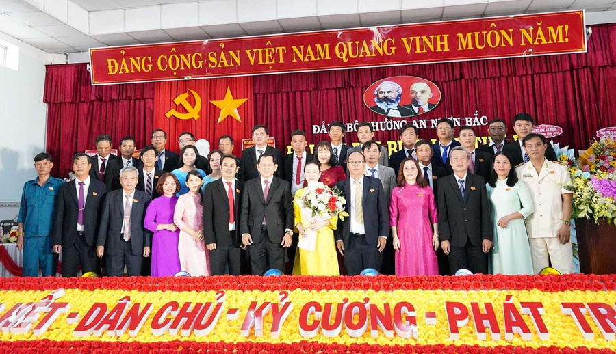 Ban Chấp hành Đảng bộ phường An Nhơn Bắc ra mắt Đại hội. Ảnh: N.H bg4-1.jpg
