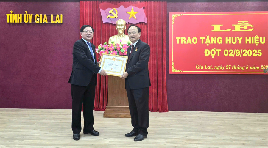 Bí thư Tỉnh ủy Hồ Quốc Dũng (trái) tặng Huy hiệu 50 năm tuổi Đảng cho đồng chí Nguyễn Văn Thiện. Ảnh: Hồng Thương dong-chi-ho-quoc-dung-tang-huy-hieu-50-nam-tuoi-dang-cho-dong-chi-nguyen-van-thien-anh-hong-thuong.jpg