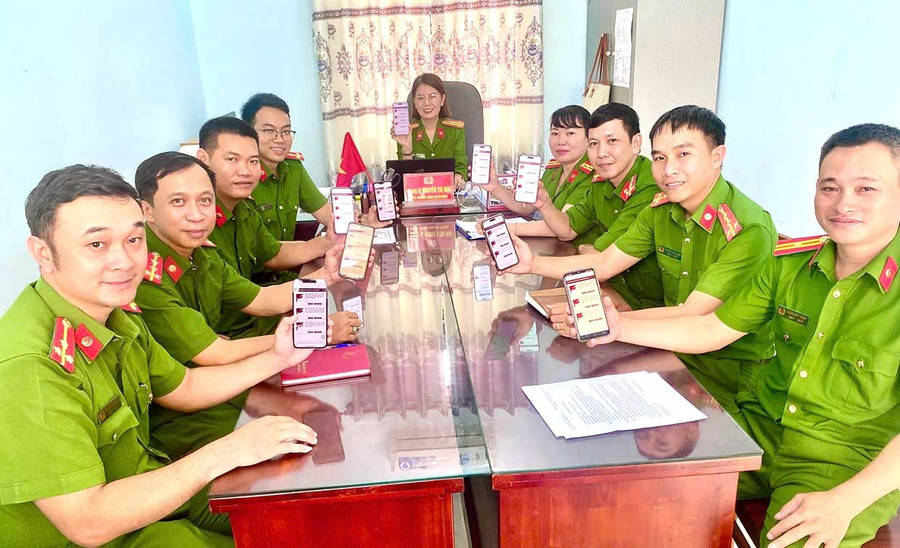 Cán bộ, chiến sĩ Công an phường Hoài Nhơn Nam tham gia góp ý dự thảo văn kiện Đại hội XIV qua VNeID. Ảnh: ĐVCC Cán bộ, chiến sĩ Công an phường Hoài Nhơn Nam tham gia góp ý dự thảo văn kiện Đại hội XIV qua VNeID.