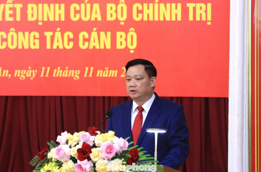 Tân Bí thư Tỉnh ủy Nghệ An Nguyễn Khắc Thận phát biểu tại buổi lễ. Tân Bí thư Tỉnh ủy Nghệ An Nguyễn Khắc Thận phát biểu tại buổi lễ.