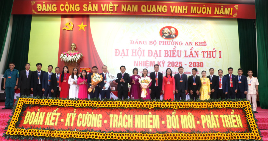 Ban Chấp hành Đảng bộ phường An Khê, nhiệm kỳ 2025 - 2030 ra mắt. Ảnh: Ngọc Minh img-7559.jpg