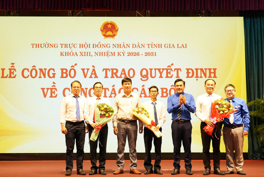 dai-dien-lanh-dao-cac-co-quan-don-vi-tang-hoa-chuc-mung-cac-tan-pho-chanh-van-phong-doan-dbqh-va-hdnd-tinh.jpg