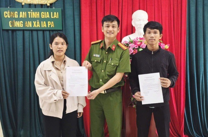 Hai chị em Kpă H’Nghi và Kpă Việt viết đơn tình nguyện thực hiện nghĩa vụ tham gia CAND. Ảnh: ĐVCC tinh-nguyen-nhap-ngu-2026-6990.jpg