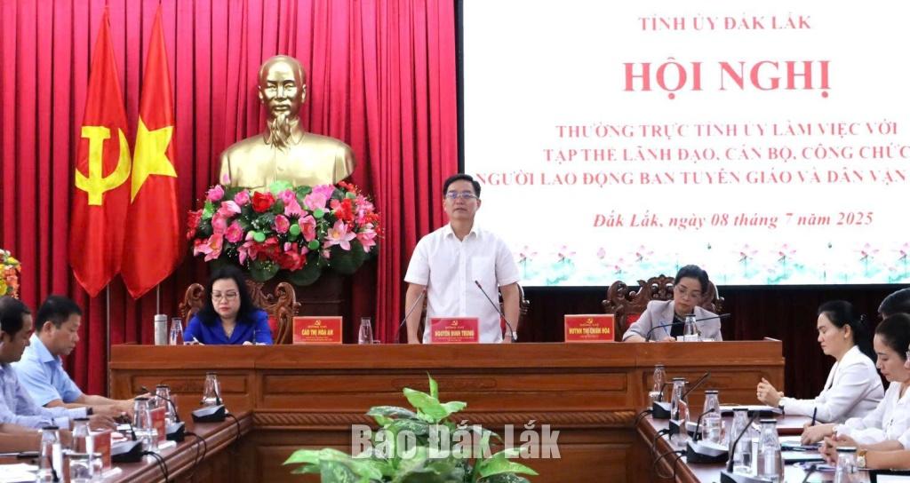 Ủy viên Trung ương Đảng, Bí thư Tỉnh ủy Nguyễn Đình Trung phát biểu tại buổi làm việc với Ban Tuyên giáo và Dân vận Tỉnh ủy.