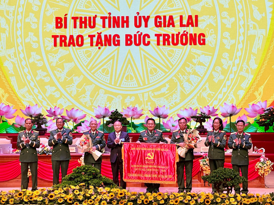 Bí thư Tỉnh ủy Gia Lai Thái Đại Ngọc (thứ 4 từ trái sang) trao tặng bức trướng chúc mừng Đại hội. Ảnh: T.K bi-thu-tinh-uy-tang-buc-truong.jpg