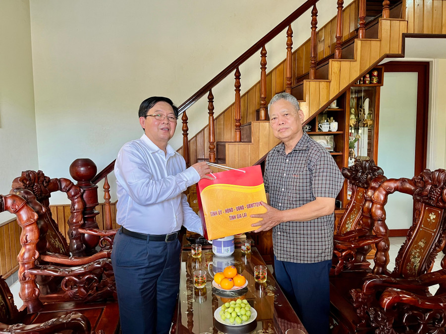 Anh hùng Lực lượng vũ trang Nguyễn Xuân Hà cảm ơn sự quan tâm, chăm lo của Tỉnh ủy - HĐND - UBND - Ủy ban MTTQ Việt Nam tỉnh Gia Lai. Ảnh: Nhật Trường img-5634.jpg