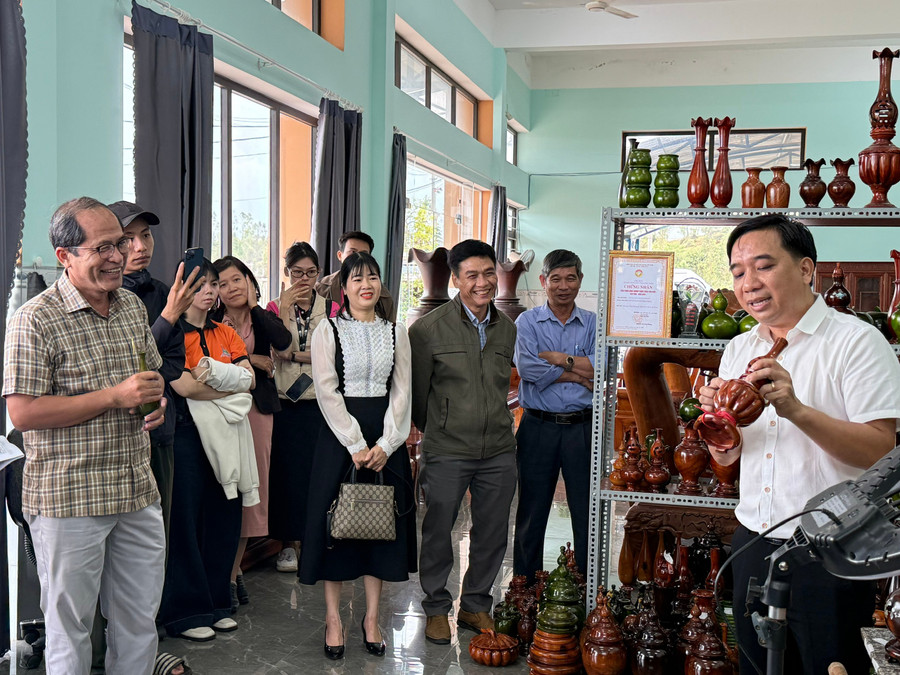 Các đại biểu tham quan nhà trưng bày sản phẩm gỗ mỹ nghệ Bắc Nhạn Tháp, phường An Nhơn. Ảnh: Ngô Sương 2.jpg